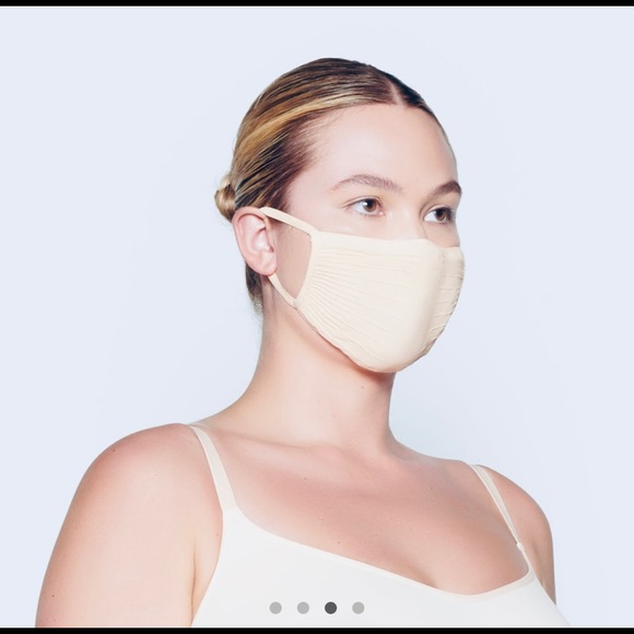 SKIMS SAND nude kardashian face mask - Picture 3 of 16